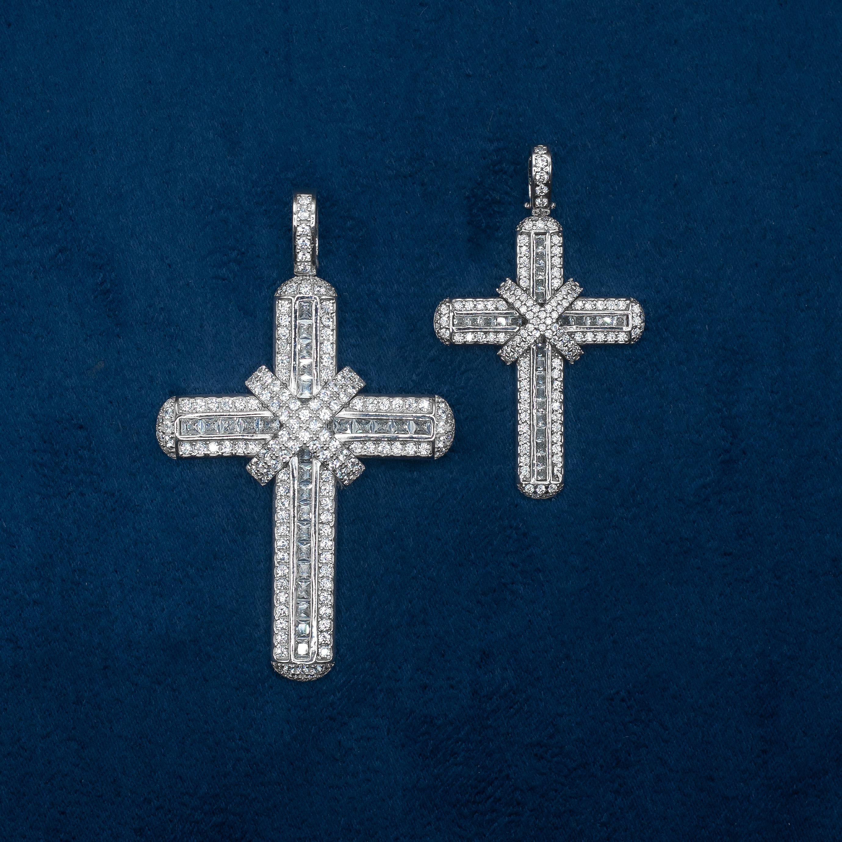 Cruz con Moño White 18K