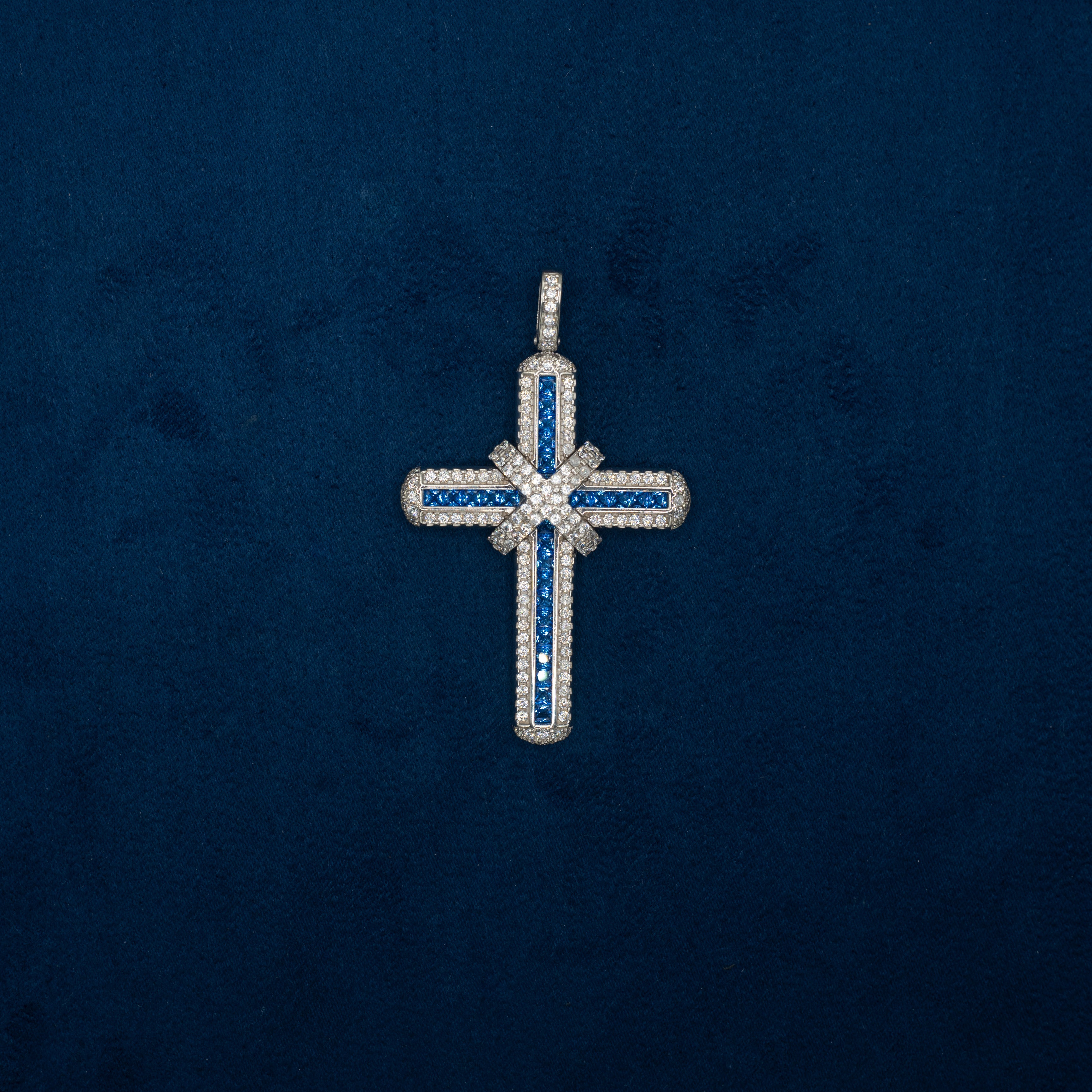 Cruz con Moño Azul 18K