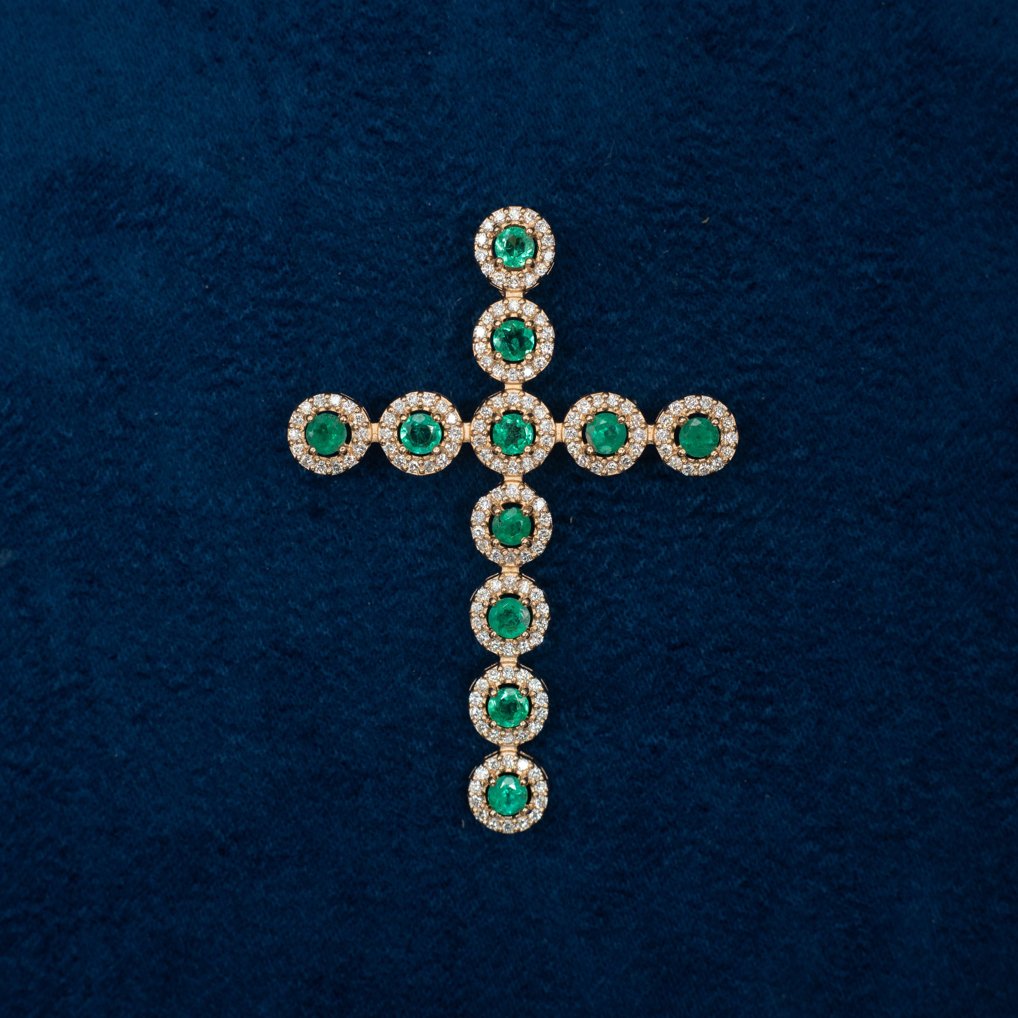 Cruz con Esmeraldas 18K