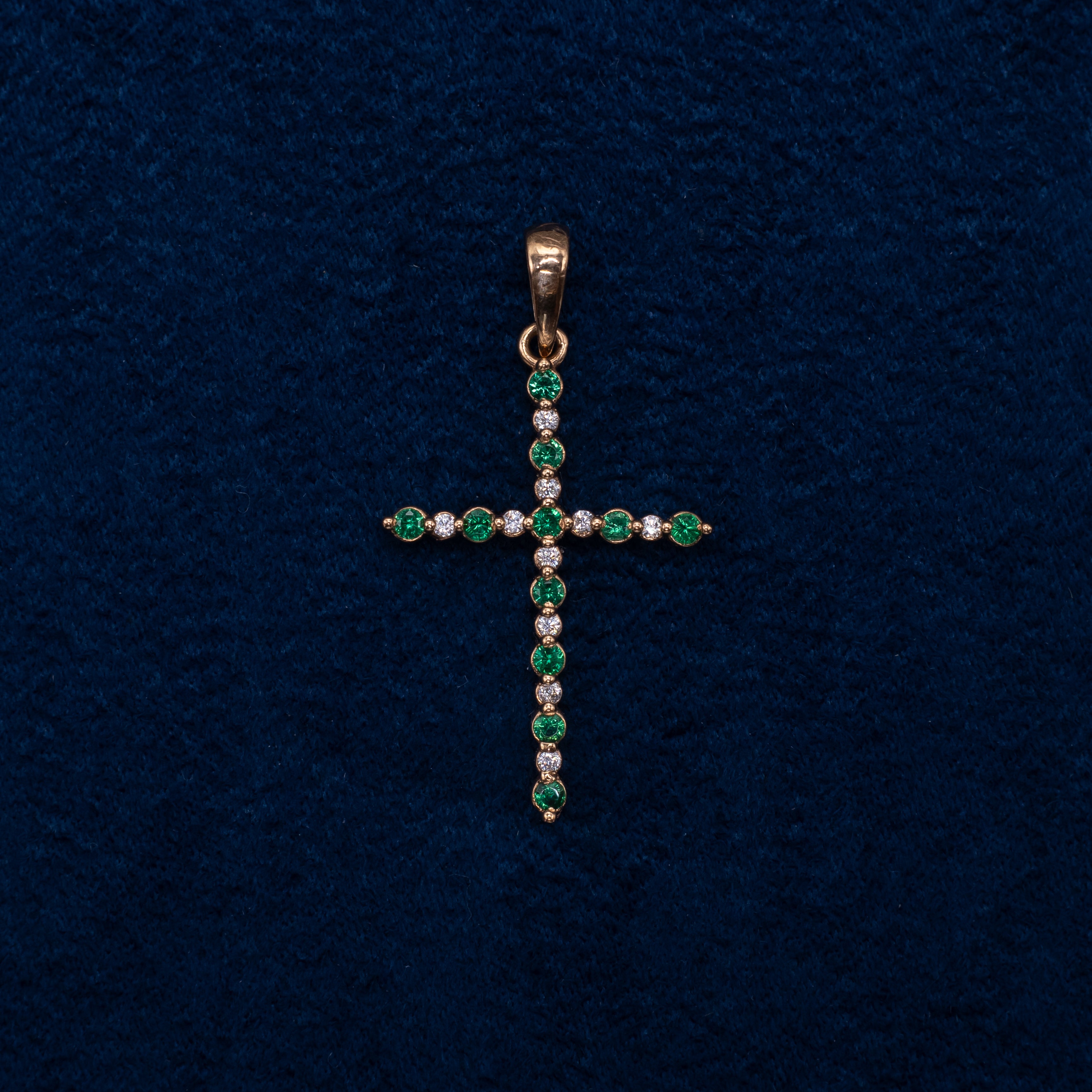 Cruz con Esmeraldas 18K