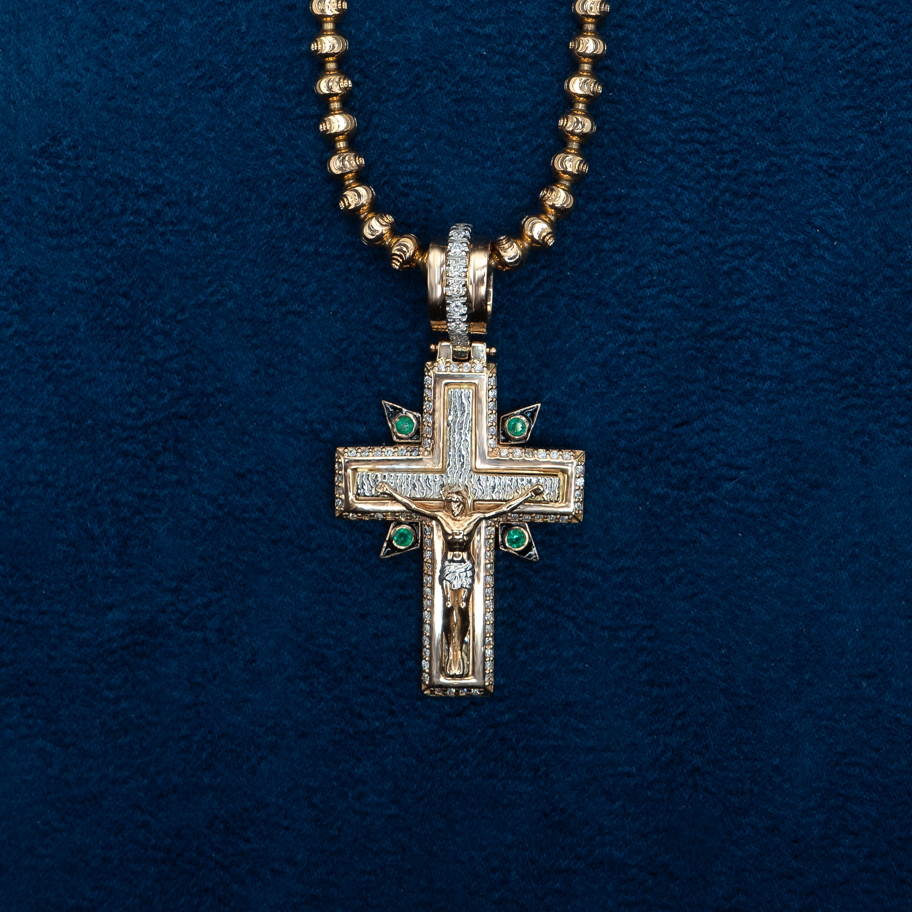 Cristo en la Cruz (Con Esmeraldas)
