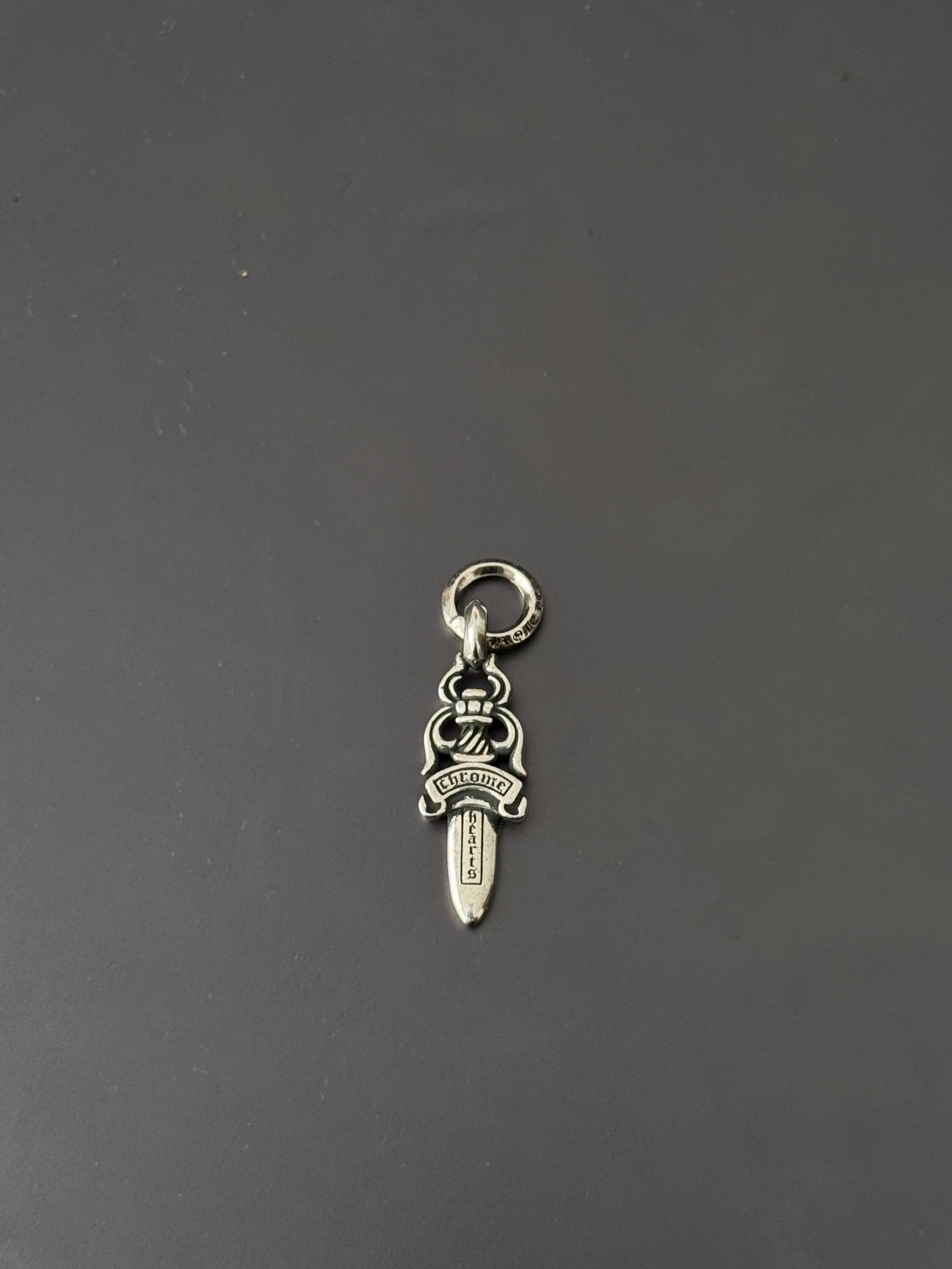 Daga Chrome Hearts