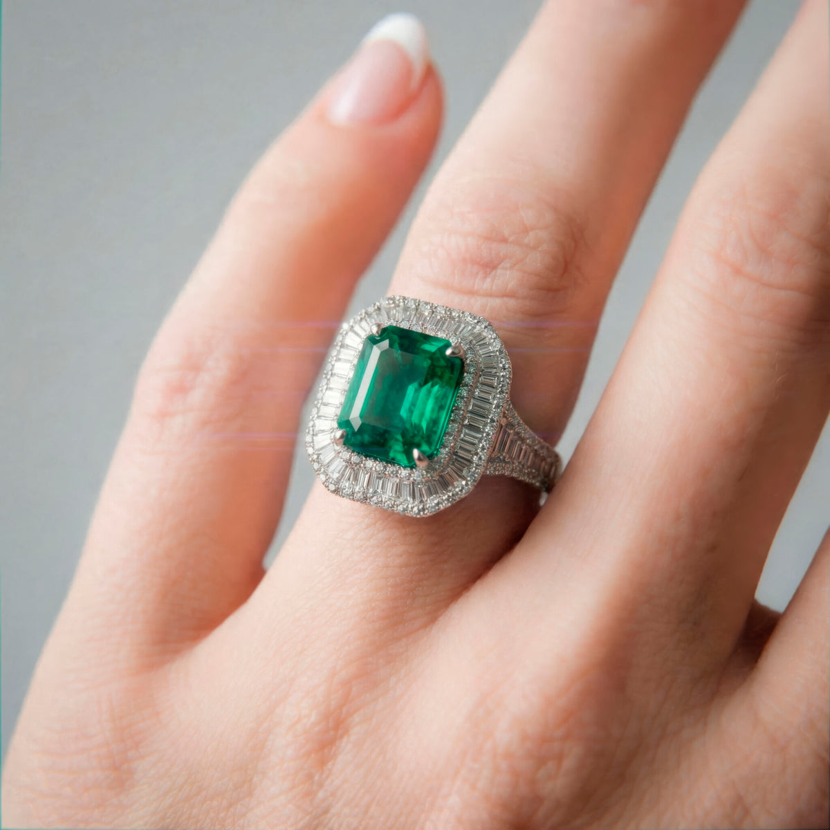 Anillo Emerald Baguette puesto