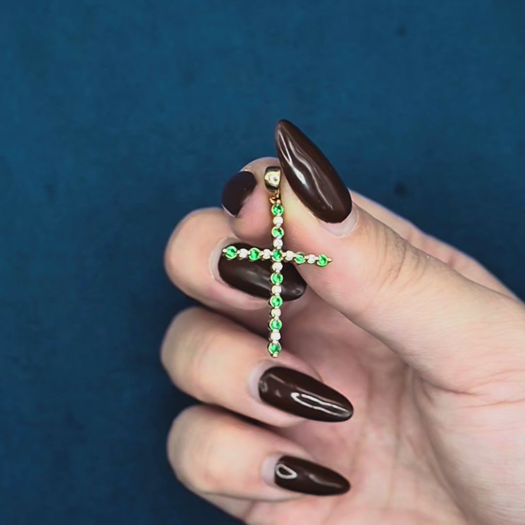 Cruz con Esmeraldas 18K