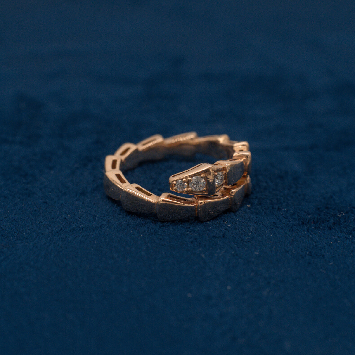 Anillo Serpenti 18K vista lateral